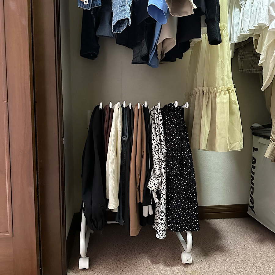 [山善] スラックスハンガー キャスター付き 10本 出し入れカンタン すべりにくい 選びやすい 幅45.5×奥行43.5×高さ66.5cm スラ |  | 09