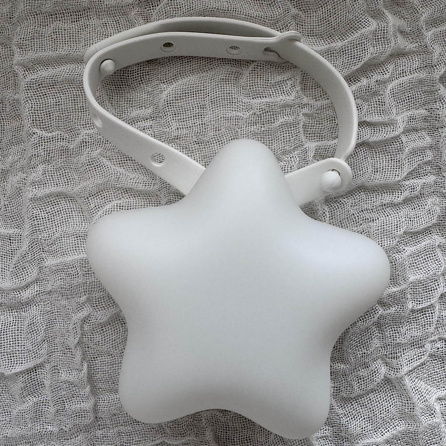 えほんライト お子さまの就寝前のえほんの読み聞かせにほどよい暖色の光で照らすライト お手持ちのぬいぐるみなどに付けやすいやわらかいベルト付き |  | 11